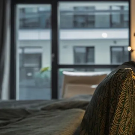 G34 - Modern @ Parliament Apartment *