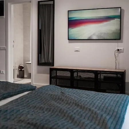 G34 - Modern @ Parliament Apartment *