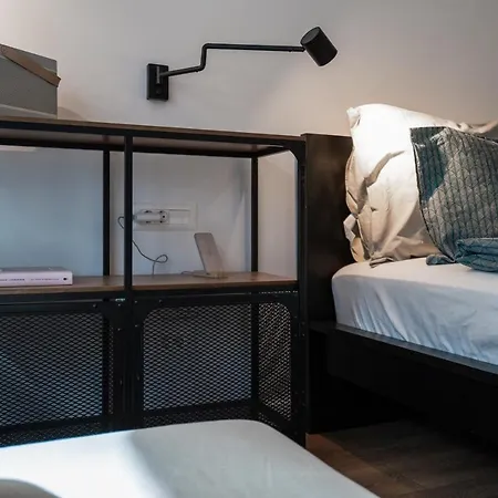 G34 - Modern @ Parliament Apartment