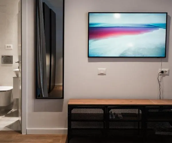 G34 - Modern @ Parliament Apartment