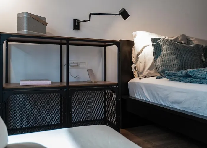 G34 - Modern @ Parliament Apartment