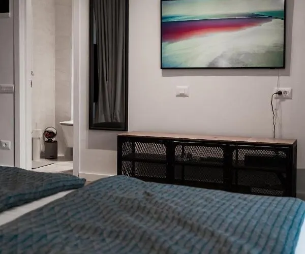 G34 - Modern @ Parliament Apartment *